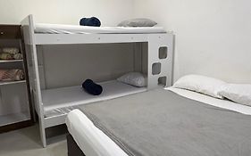 Hospedagem Deoli - suítes cozinha compacta